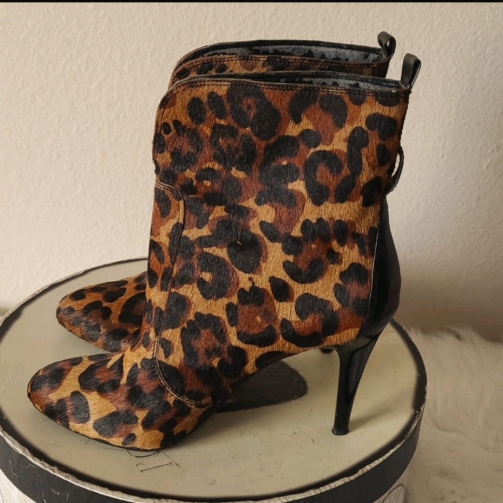 BCBG Animal Print stilleto Ankel Boot..
